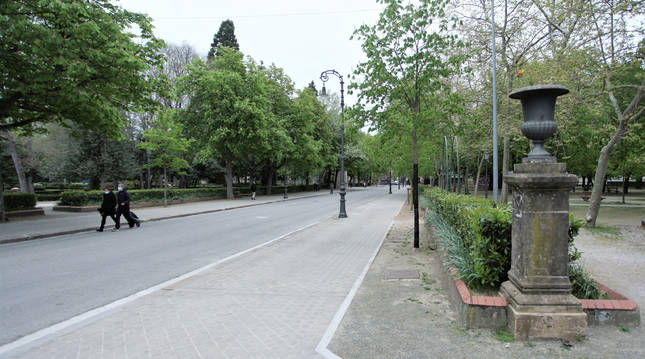 Dos personas paseando ayer por la calle El Bosquecillo, que se quiere nivelar quitando la calzada.