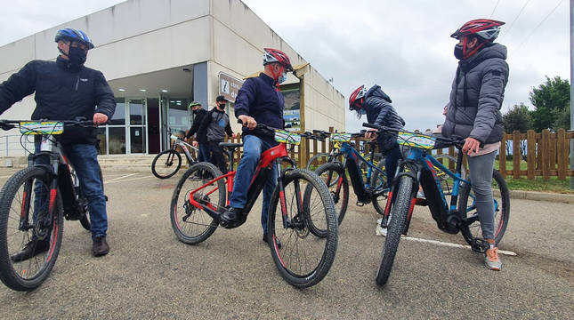 Fotos de la visita de María Chivite a las rutas ciclables de Metauten y Zúñiga