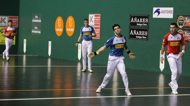 Foto de Mariezkurrena se coloca para golpear la pelota con su derecha mientras Martija, delante suya, se protege.