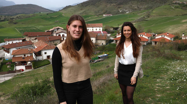 Irune Goikoa y Maitane Gorostieta en Larunbe, con Larrainziz al fondo, uno de los tres núcleos habitados del concejo.