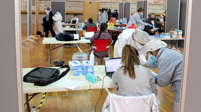 Vacunación conta el Covid-19 en el polideportivo del colegio San Francisco Javier de Tudela.
