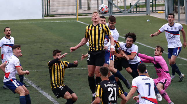 Foto del delantero del Barakaldo Nicolai salta con Rubén Aguas en un balón parado a favor de los visitantes ante la mirada de los jugadores de la Mutilvera.