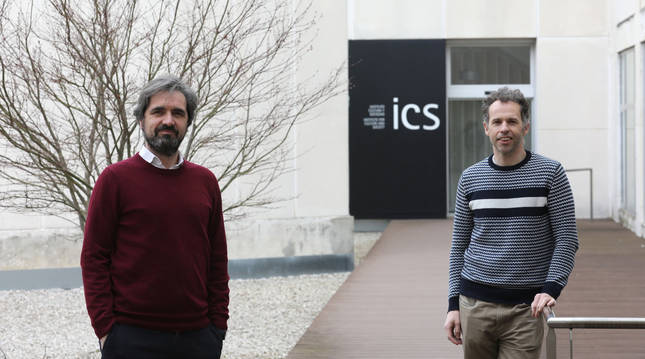 Foto del biólogo Francisco Güell (izda) y el neurocientífico Javier Bernácer, en la Universidad de Navarra.