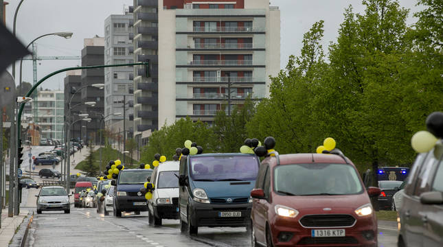 Fotos de la caravana de vehículos que ha recorrido Pamplona contra