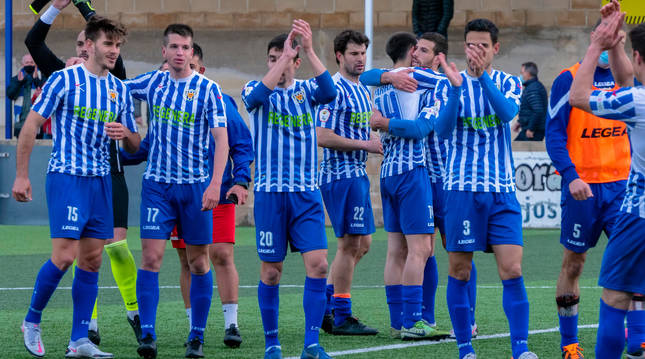 Foto de los jugadores del Izarra celebrando en Merkatondoa la segunda victoria consecutiva de la temporada.