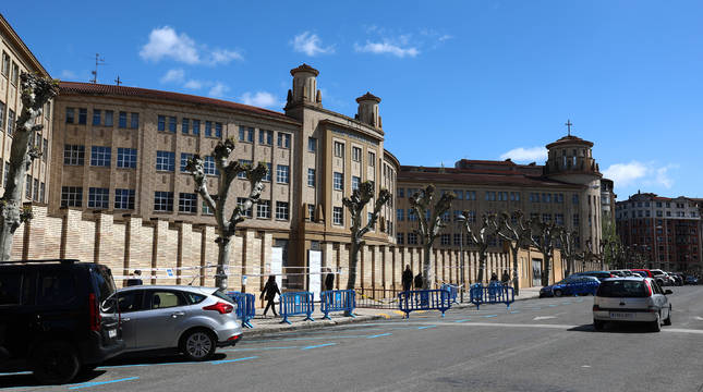 Los accesos al centro de vacunación, unido al incremento del tráfico, complican la tesitura.