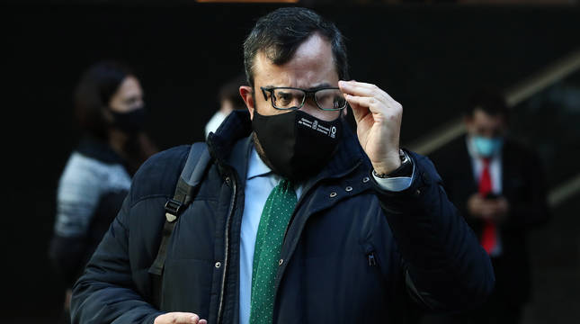El consejero de Interior, Javier Remírez, con las gafas empañadas por la mascarilla en el Parlamento.