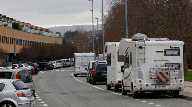 Foto de autocaravanas en la calle Padre Adoáin, donde en su momento hubo conflicto entre vecinos.