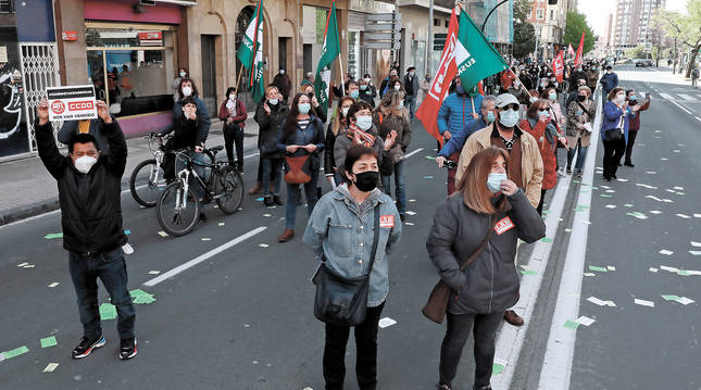 Foto de algunos manifestantes durante la manifestación para denunciar las malas condiciones laborales en el sector de limpiezas.