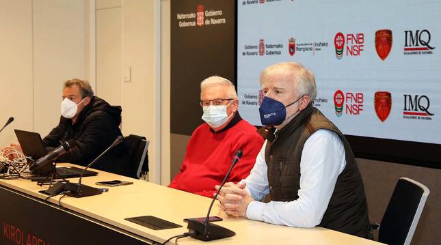 De izda. a dcha., Pablo Bretos, Miguel Pozueta y Javier Sobrino durante la presentación del playoff.