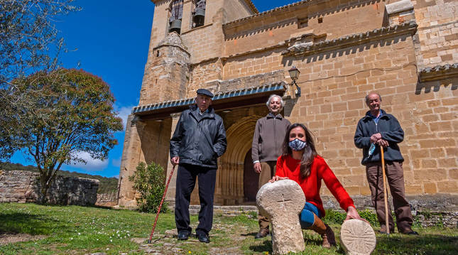 FeliFelipe Oroquieta Villar, José María Lander Azcona y José Luis Martínez Díaz junto a la iglesia de Eraul. Delante, la presidenta del concejo, Irantzu Lizarraga López, muestra dos de las estelas. pe Oroquieta Villar, José María Lander Azcona y José Luis Martínez Díaz junto a la iglesia de Eraul. Delante, la presidenta del concejo, Irantzu Lizarraga López, muestra dos de las estelas.