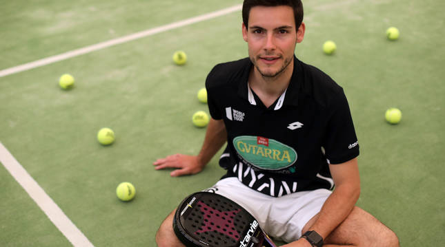 Foto de Íñigo Zaratiegui este miércoles en las pistas de pádel del Club de Tenis de Pamplona.