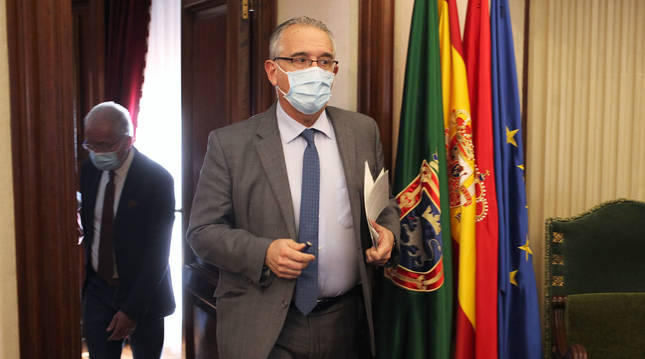 Enrique Maya a su llegada al pleno del Ayuntamiento de Pamplona de este jueves, 15 de abril.