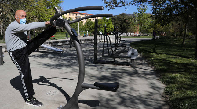 Las nuevas máquinas y la limpieza que ha hecho el Ayuntamiento de Pamplona en los seis circuitos al aire libre ha alegrado a los usuarios habituales que los veían muy desmejorados