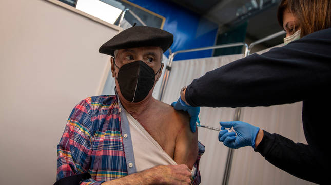 Con boina calada con elegancia, Manuel Romano Jiménez descubre su hombro izquierdo para ser inoculado con la primera dosis contra la amenaza del coronavirus.