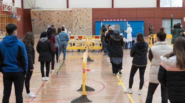 Varios jóvenes esperan su turno para hacerse la prueba en Villafranca.