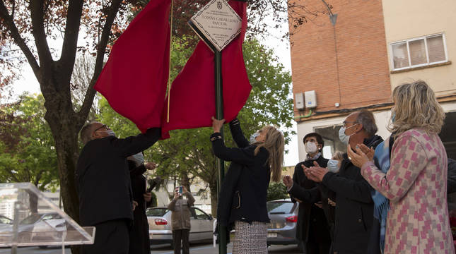 El alcalde Enrique Maya descubre la placa en homenaje de Tomás Caballero, en la calle Mutilva Baja.