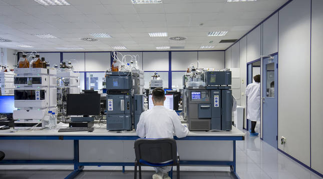 Uno de los empleados de Idifarma trabaja delante del ordenador en uno de los laboratorios de la compañía, en Noáin.