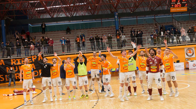 ALEGRÍA MÁXIMA Los jugadores del Aspil-Jumpers Ribera Navarra celebran sobre la pista el triunfo que les saca de la zona roja de la tabla.
