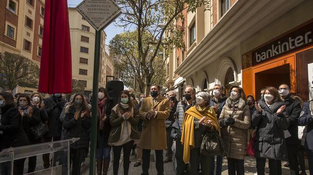 Colocación de placas de en memoria de asesinados por ETA