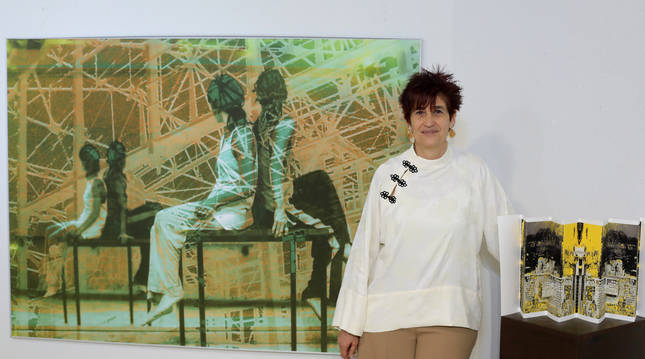Belén Arévalo, en la galería Ormolú junto a un collage y una de sus obras en papel plegado.