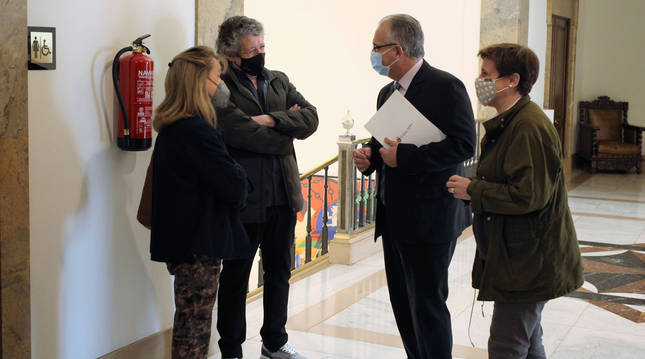 Ana Beriáin (izquierda) y Juan Carlos Oroz (Anapeh) conversan con Enrique Maya y la concejal Ana Elizalde, ayer en el ayuntamiento.