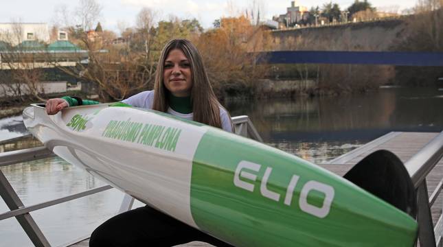 Nerea Dávila Nuin, de 26 años, en el Club de Piragüismo de Pamplona, donde hace prácticas.