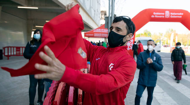 Foto de Bragado con el pañuelo de San Fermín con el que le obsequió el Ayuntamiento de Pamplona.