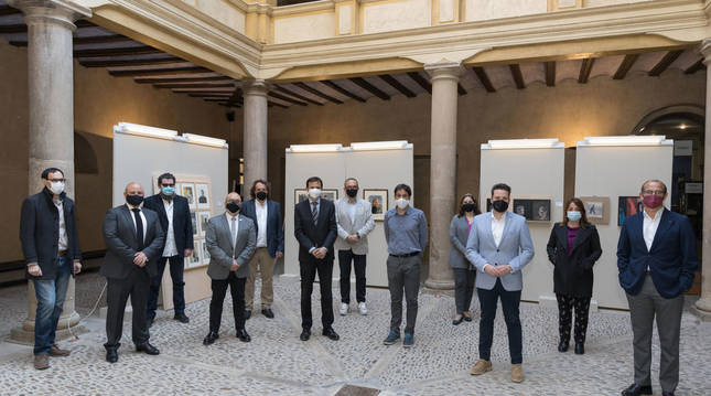 Foto de Carlos Salavera, quinto por la izquierda, con los restantes galardonados y autoridades asistentes al acto.