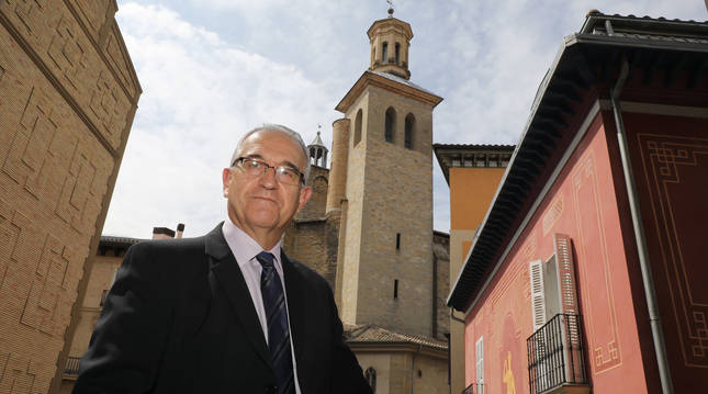 Foto de Enrique Maya (NA+), en uno de los balcones de la Casa Consistorial con las torres de San Cernin al fondo.