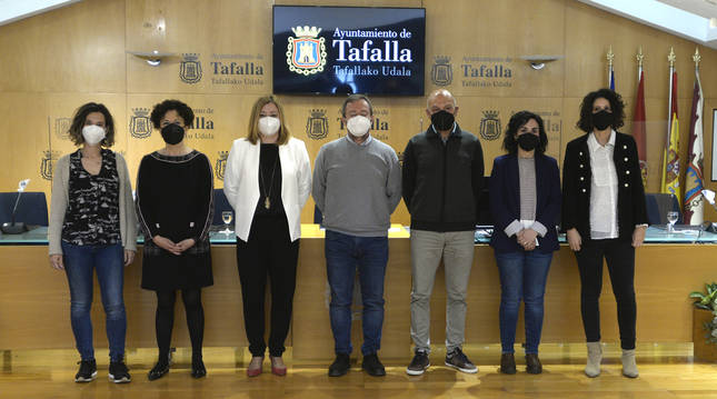Desde la izda., Olga García, del Consorcio de Desarrollo de la Zona Media; Miriam Martón, gerente del Servicio Navarro de Empleo; Ana Apaolaza, directora del SNE; el alcalde de Tafalla, Jesús Arrizubieta; el concejal de Industria, Ignacio Rey; María Marco, trabajadora social; y María Iturria, de Aezmna.