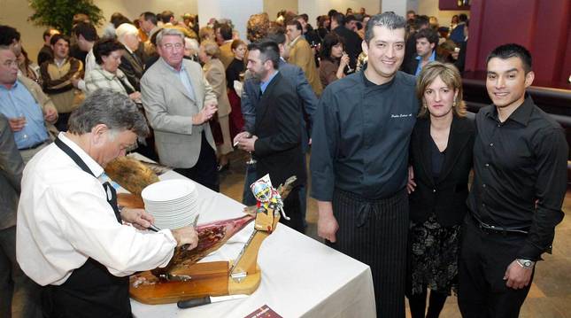 Foto de Pablo Cadena, Ascen Aríztegui y Fabio Cadena, en la inauguración de El Embrujo, en 2005.