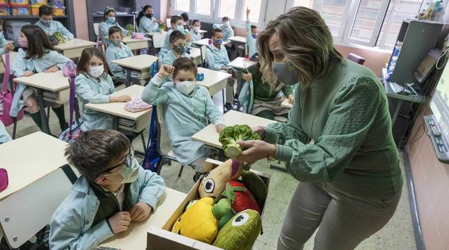 Foto de Ana Berdonces, de la empresa FHF, muestra un brócoli a alumnos del colegio Anunciata de Tudela.