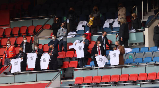 Directivos de Osasuna y Valencia sujetan una camiseta en contra de la Superliga de fútbol en el palco de El Sadar antes del inicio del encuentro.