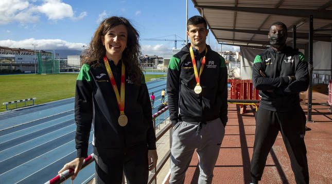 Izaskun Turrillas y Asier Martínez, con las medallas de oro que ganaron en el Campeonato de España de pista cubierta.