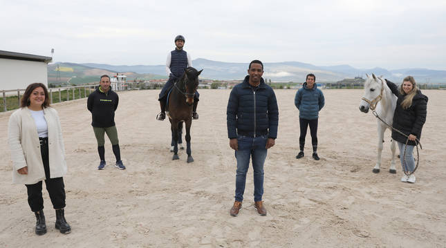 Desde la izquierda: Tania Rodríguez, Alberto Lázaro, Borja Hortelano a lomos de Damocles, Reynaldo Armendáriz, Jesús González y Leyre Díez, con Ninfa, en el Centro Ecuestre Cizur, en Astráin.