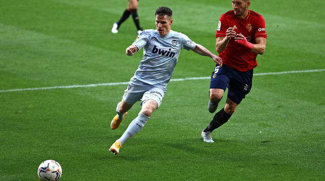 David García acude a la posición de Gameiro en el Osasuna-Valencia del miércoles.