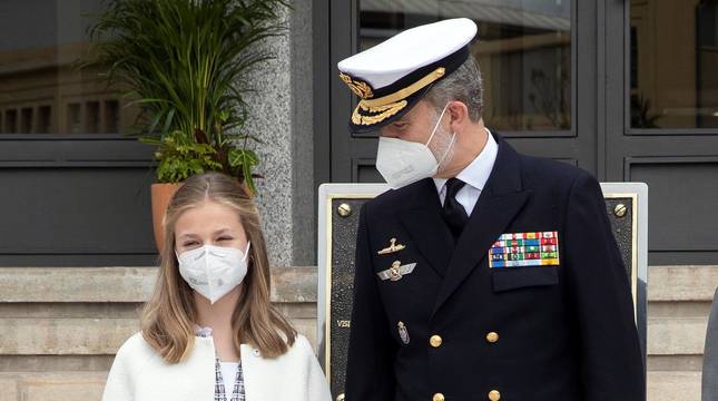 La familia real asiste a la puesta a flote del nuevo submarino de la Armada