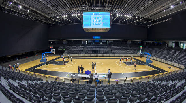 Los jugadores de ENERparking Basket Navarra en su primera toma de contacto con el Navarra Arena.