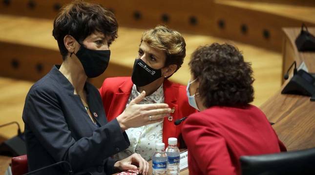 María Chivite, junto a la consejera de Hacienda, Elma Sáiz, en el pleno del Parlamento.