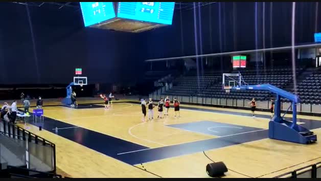 Vídeo del primer entrenamiento del Basket Navarra en el Navarra Arena