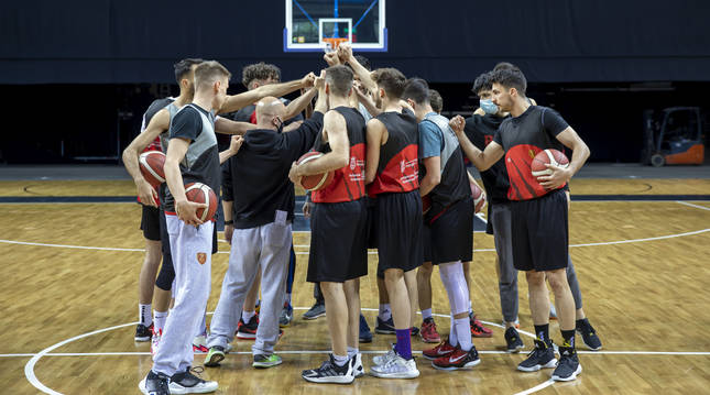 El ENERparking Basket Navarra entrenó por primera vez el jueves en el Navarra Arena antes del partido de esta tarde.
