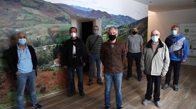Los vecinos de la zona, de izquierda a derecha: Luis Mari Gallego, Xabier Cabezón, Jose Luis Huarte, Mikel Ozkoidi Pérez, Rafael Baliano, Jose Luis Egaña y Agustín Aranburu.