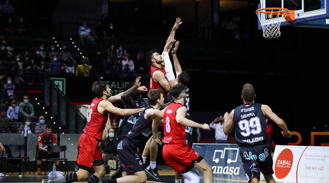Fotos del partido entre el Basket Navarra y el Grupo Alega Cantabria