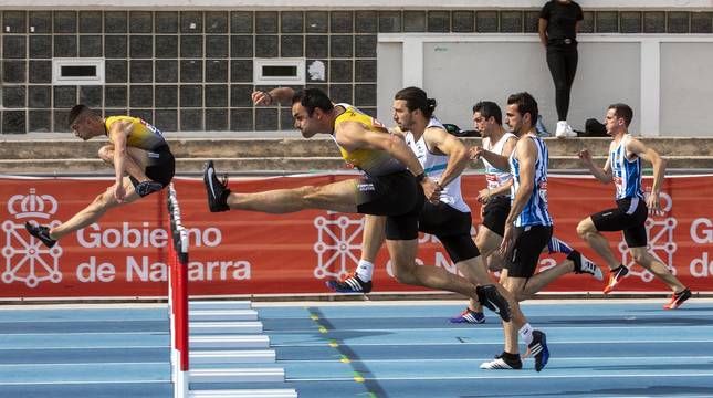 Fotos de la primera jornada de la Liga Joma de atletismo en Larrabide