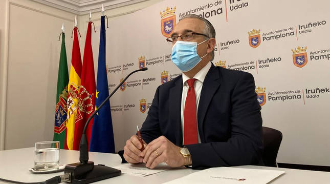 El alcalde de Pamplona, Enrique Maya, durante su comparecencia para anunciar la suspensión de los Sanfermines 2021.