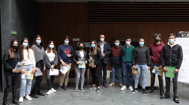 Fotos de estudiantes de Claret Larraona en la entrega a los parlamentarios de un Código Ético