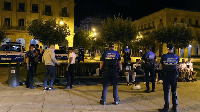 Policía Municipal, durante un control de vigilancia y cumplimiento de las medidas anticovid en la Plaza del Castillo.