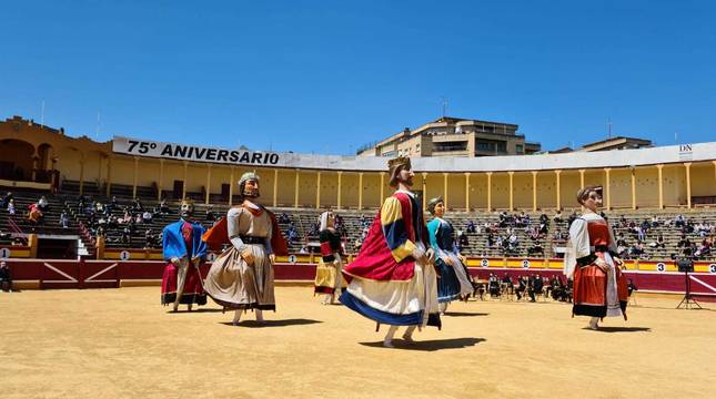 Actuación de la Comparsa de Gigantes en la plaza de toros de Tudela