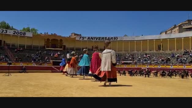 Actuación de la Comparsa de Gigantes en la plaza de toros de Tudela